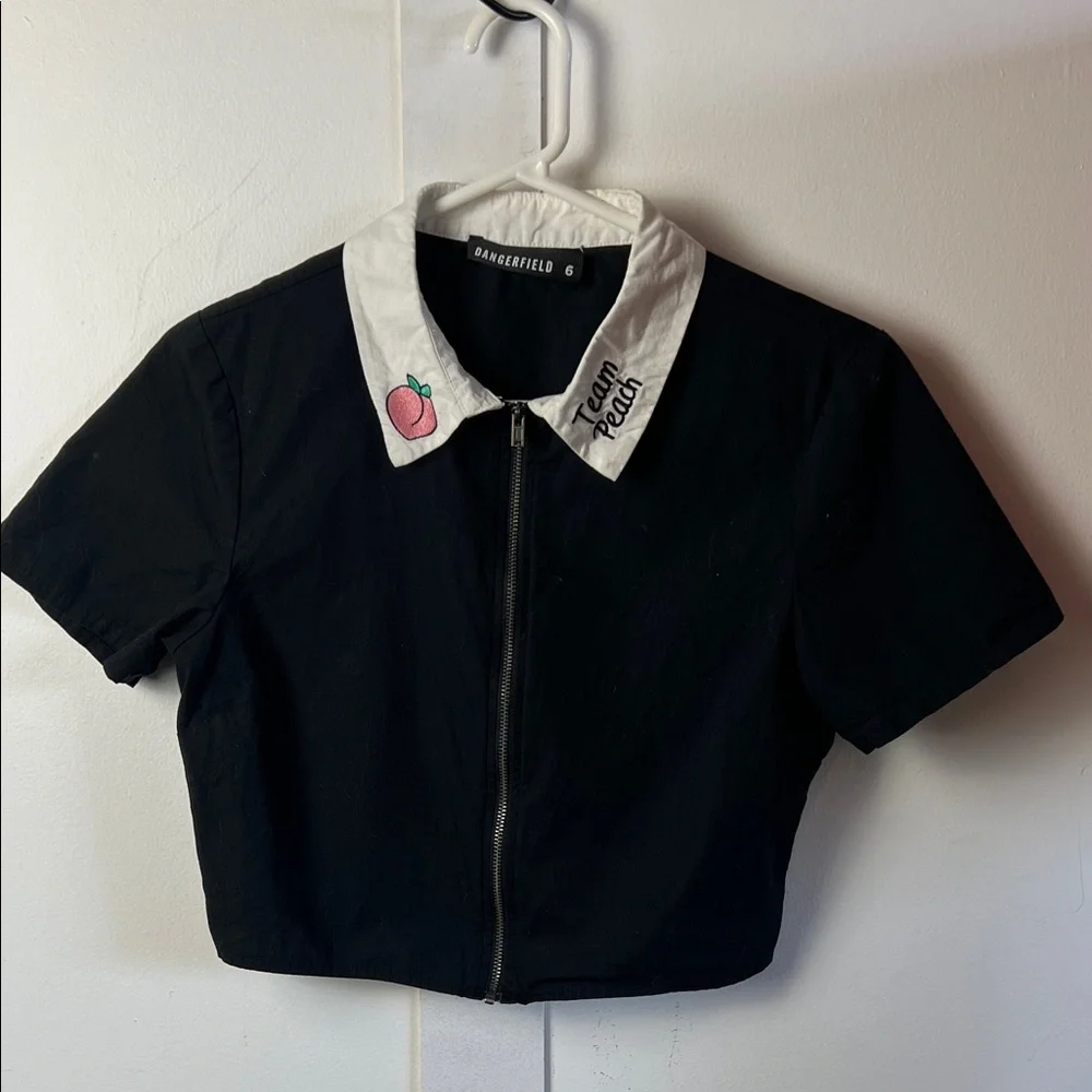 Dangerfield Black Cropped Team Peach Top with White Embroidered Collar - Picture 6 of 10